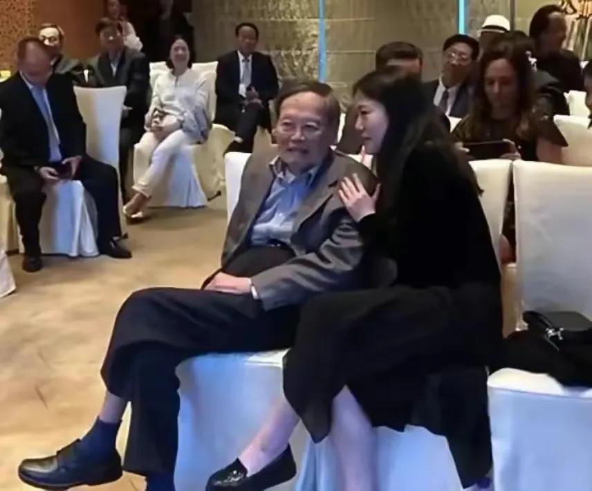 那天，翁帆正在睡觉。突然，她接到了杨振宁的电话：“帆，你愿意嫁给我吗？”翁帆娇羞
