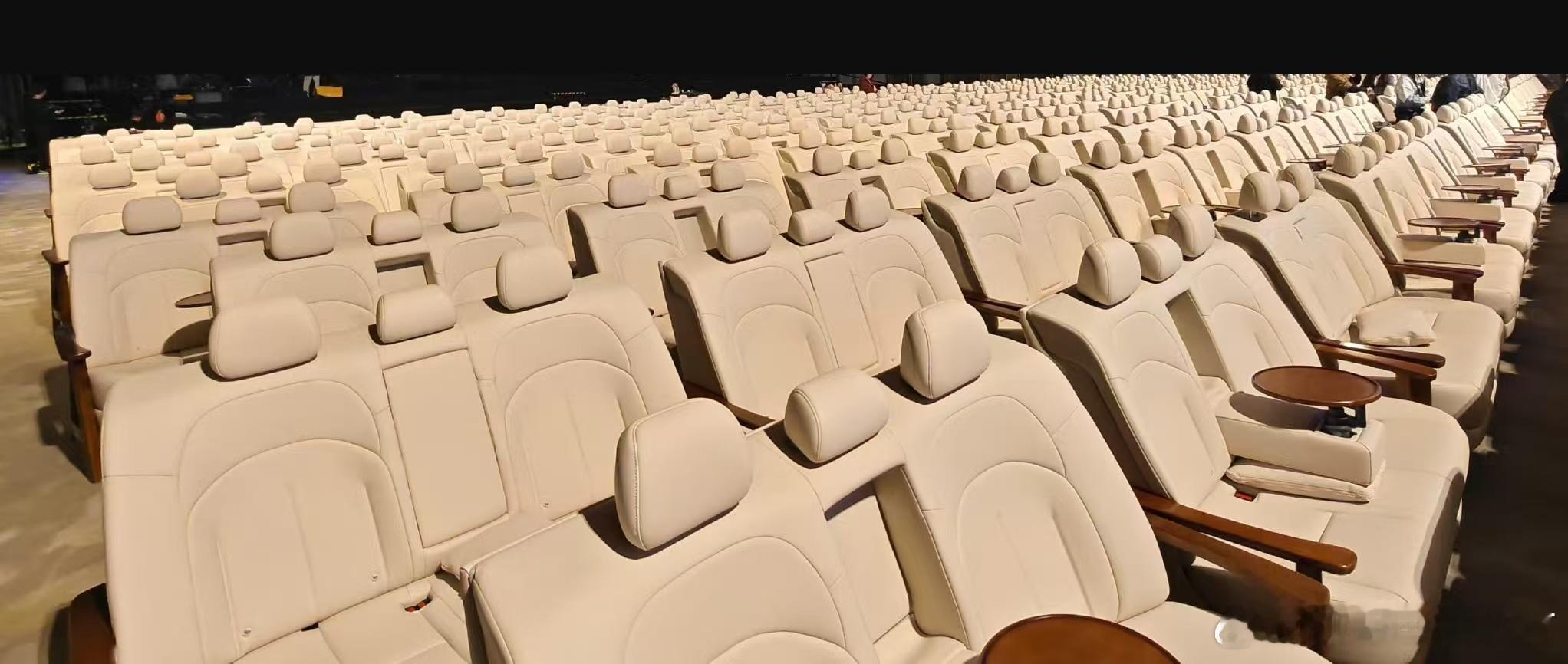 东风日产n6汽车资讯 据说这是今晚东风日产N6发布会现场，直接把N6的大沙发搬到