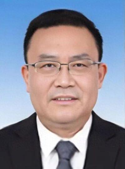 这是一个主动交代的准老虎！他之所以主动交代，并不是良心发现了，而是因为案件相关联