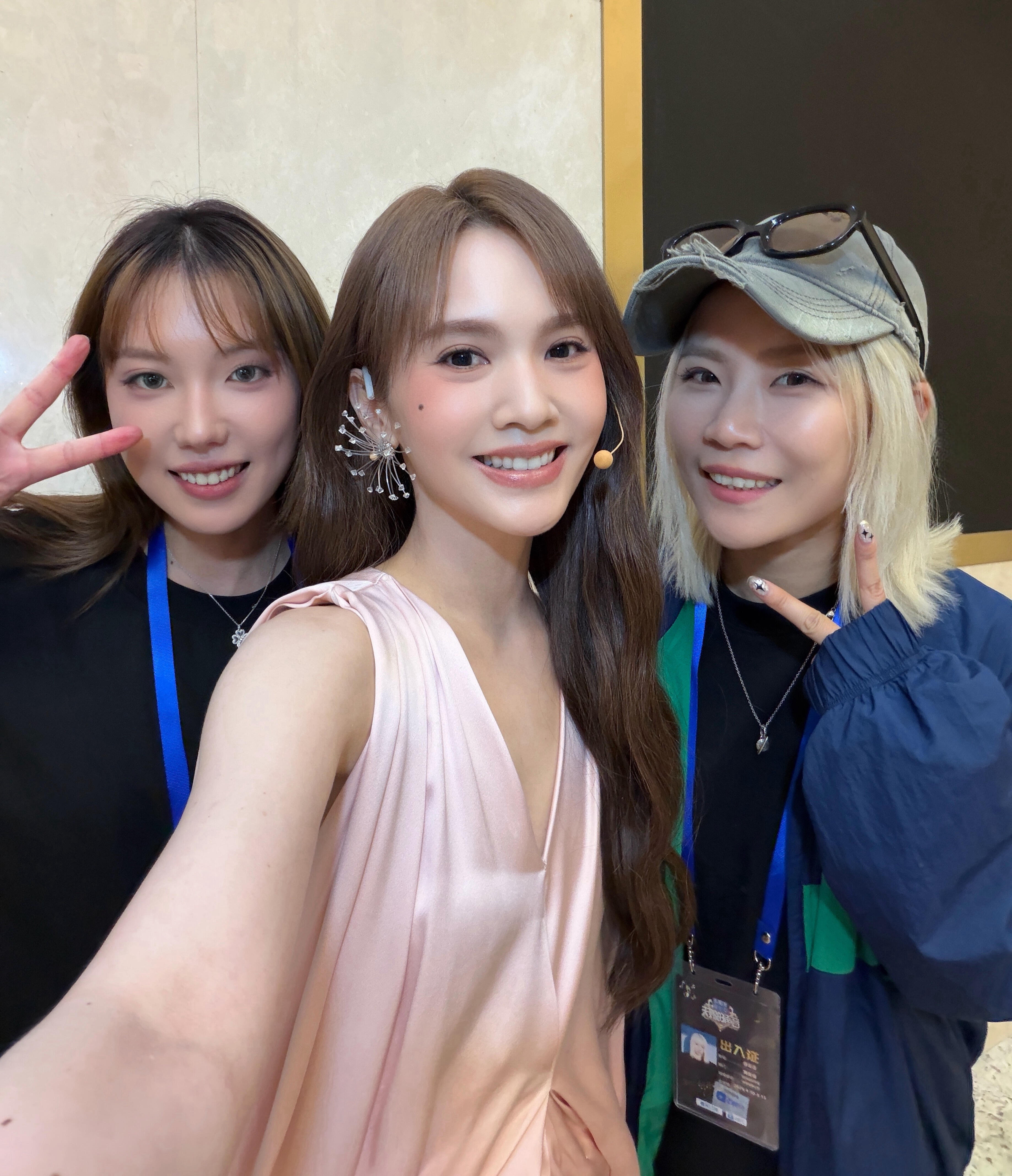 米迪婚礼-Daisy小白：收到跟杨丞琳的合影啦✌️我们又来做天赐的声音啦，这次合