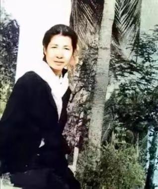 1998年，原中央组织部副部长曾志 抗癌化疗，身体日渐消瘦，体重仅剩37公斤。弥