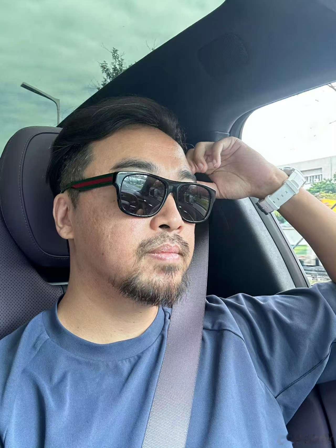 峰哥这一看就是开的新款小鹏P7，这个辨识度很高。短发峰哥变帅了 ​​​