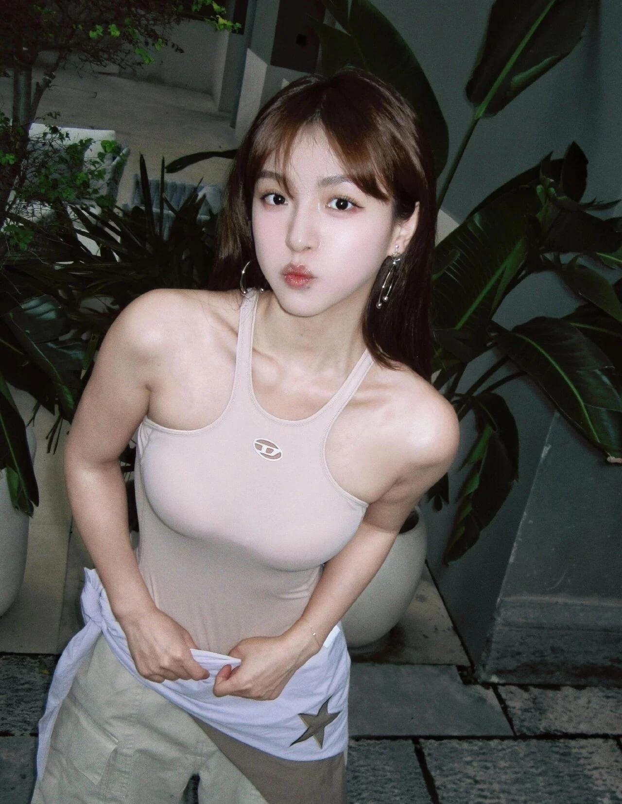 孔肖吟 这私服也太辣了！