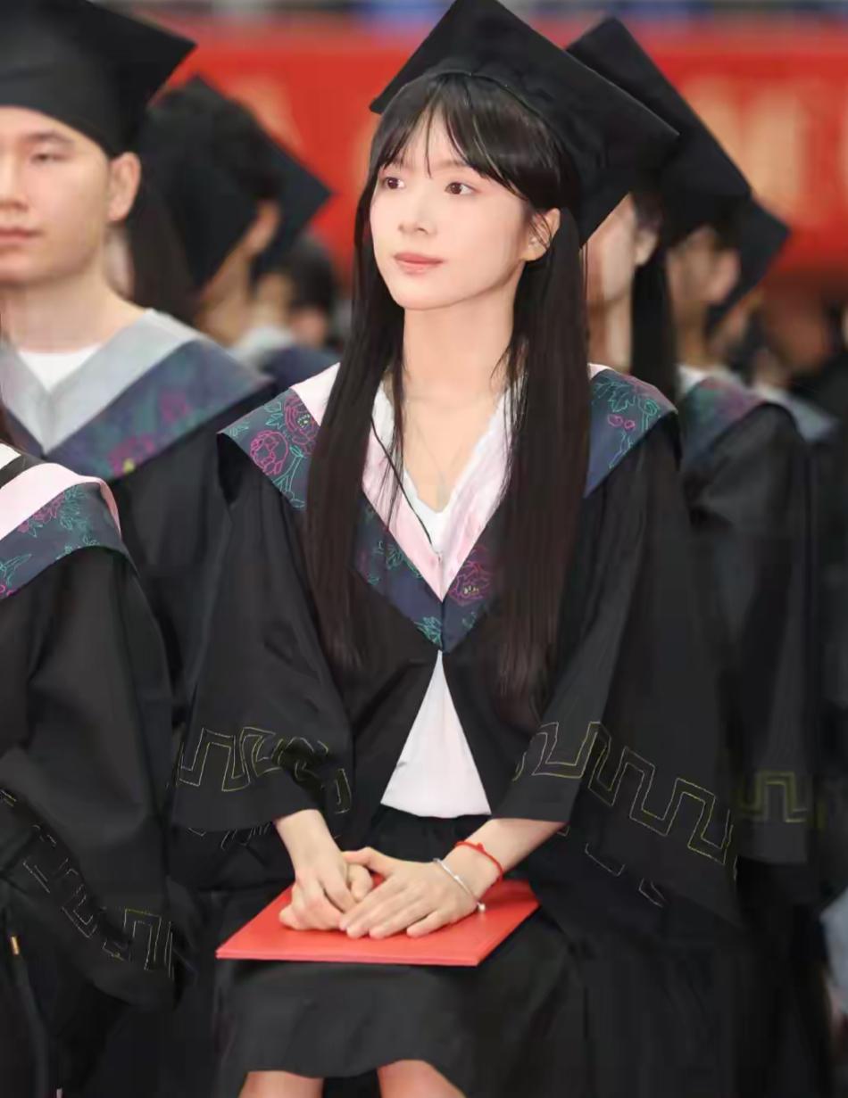 “南枝”毕业了！
6月26号上午，广财2026届毕业典礼上，大家都熟悉的“南枝”