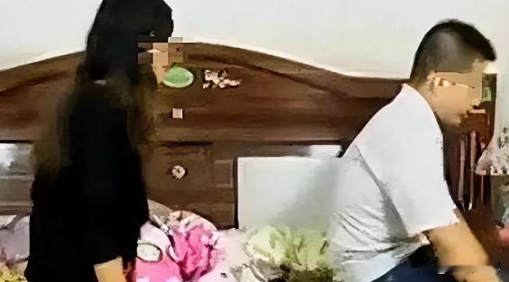 “太狗血！”山东，一女子趁丈夫在2楼熟睡，竟色胆包天，与情人偷偷在1楼翻云覆雨，