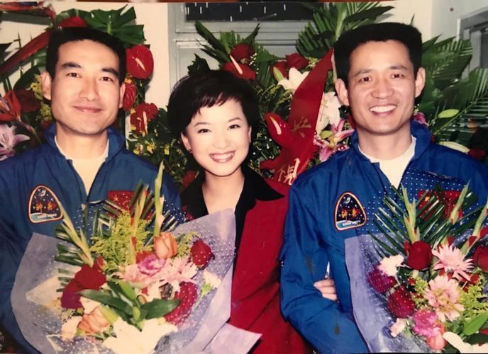 这张3人同框亮照，我一眼就认出了手捧鲜花、喜容绽放、首位在轨一百天的航天员聂海胜