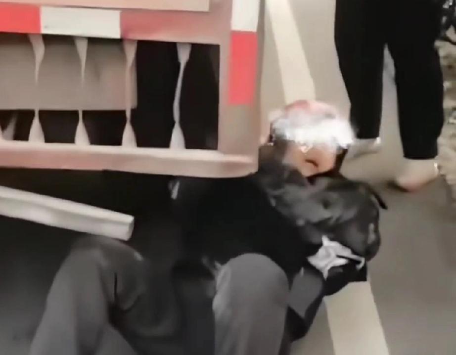 车拖行男子，生命危在旦夕！后车司机一个举动，竟成功救下被拖行男子，这究竟是怎么一