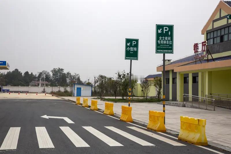 近日江苏扬州，在京沪高速服务区里女子横穿机动车道被撞，结果不仅自己受伤，还要负事