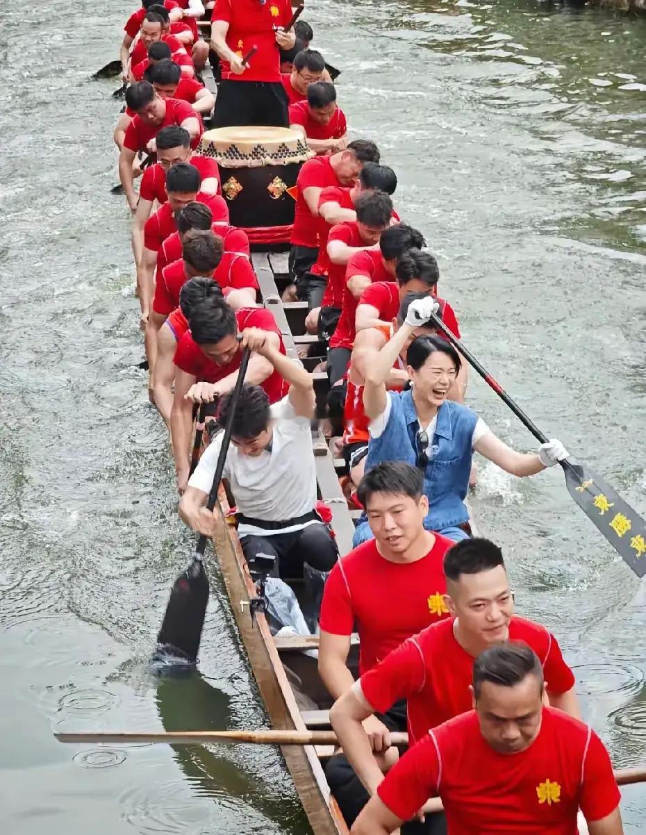 有网友偶遇撒贝宁和胡杏儿现身叠滘水乡，两人不仅在场边为龙舟选手加油助威，更是亲自