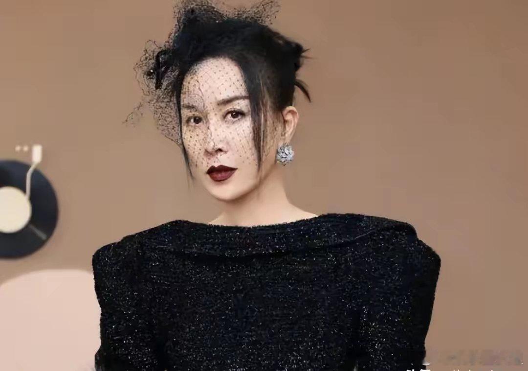 #那英的刘海是为了遮带状疱疹#如今看到她再次迎难而上的精神，实在令人动容。那英本