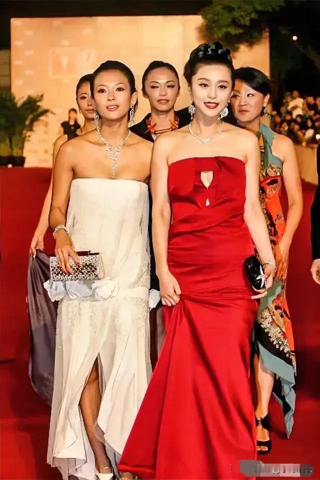 章子怡的气场无人可及！旁边穿红裙的女子默默的变成了陪衬。她虽然皮肤不白，但气质真