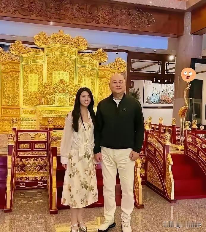迟重瑞和身边生活助理同框照片一出，各种难听猜测铺天盖地，
看完完整真相实在替老先