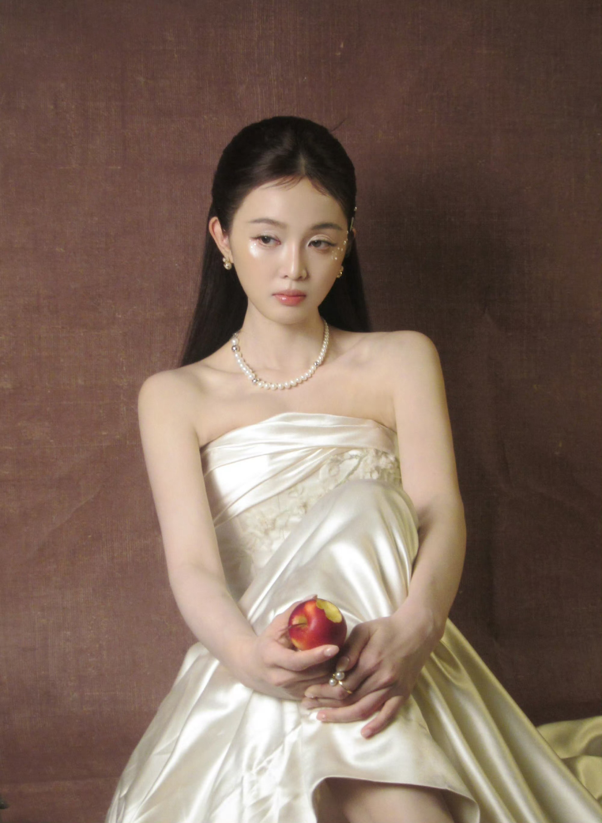 吴宣仪化妆师是认真的吗？艺人好好的妆造被化妆师毁了。。 