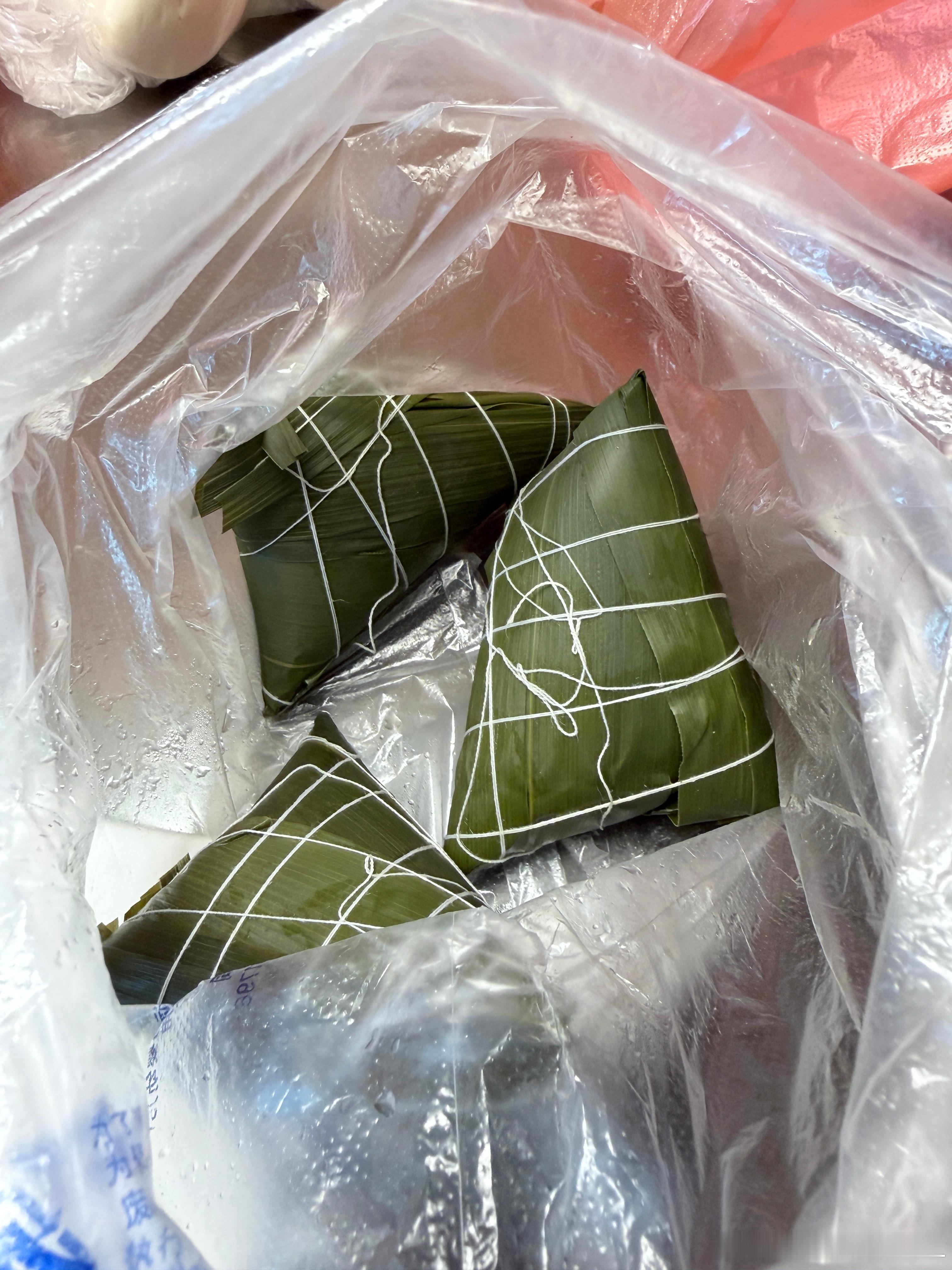 居然一觉睡到现在祝大家端午安康呀～甜粽还是咸粽？我先来，必须甜的！！！而且必须要