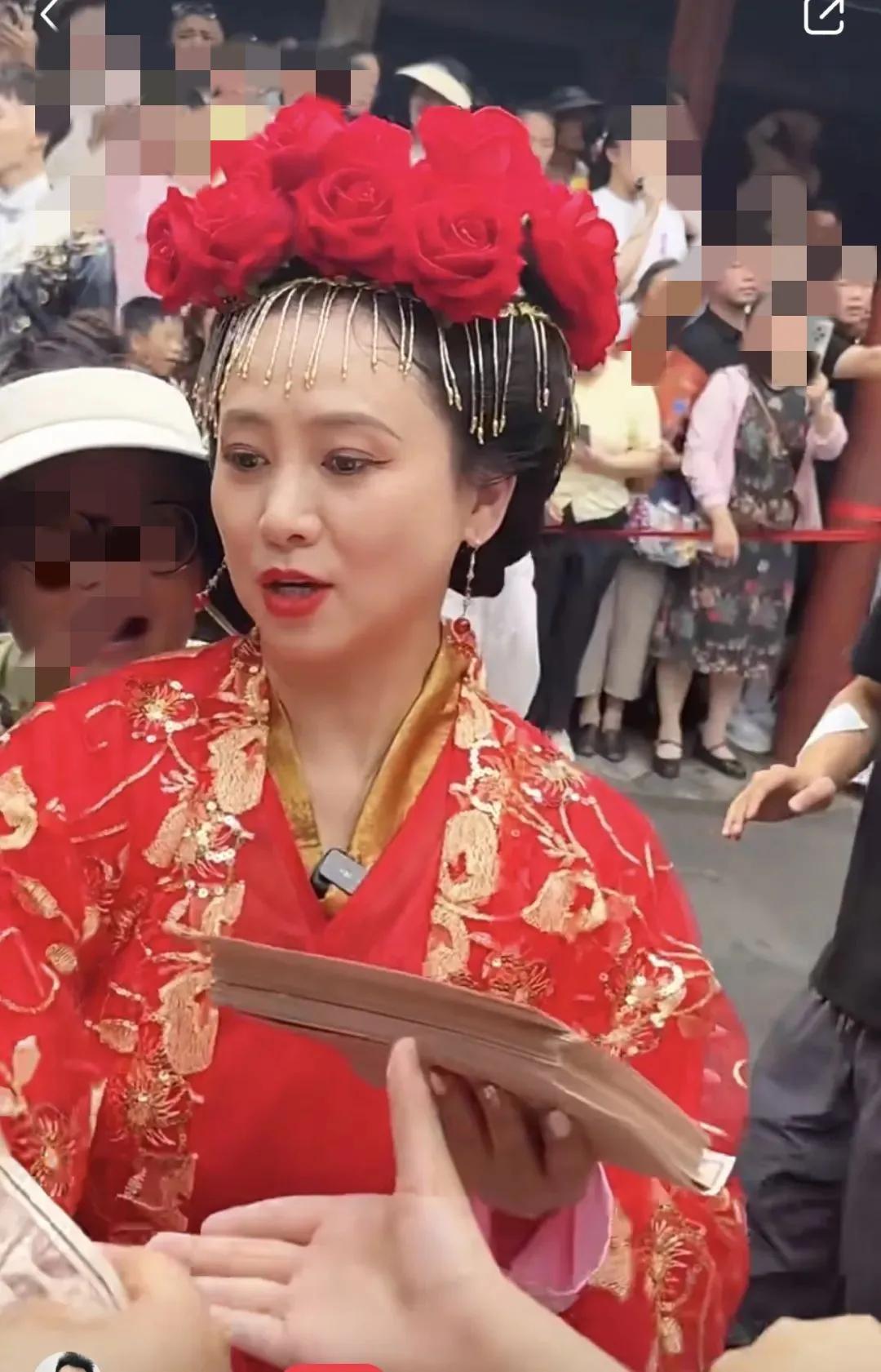56岁翁虹杭州演出的造型也太绝了吧！一身亮眼的猫妖装一亮相，直接把全场目光都吸走