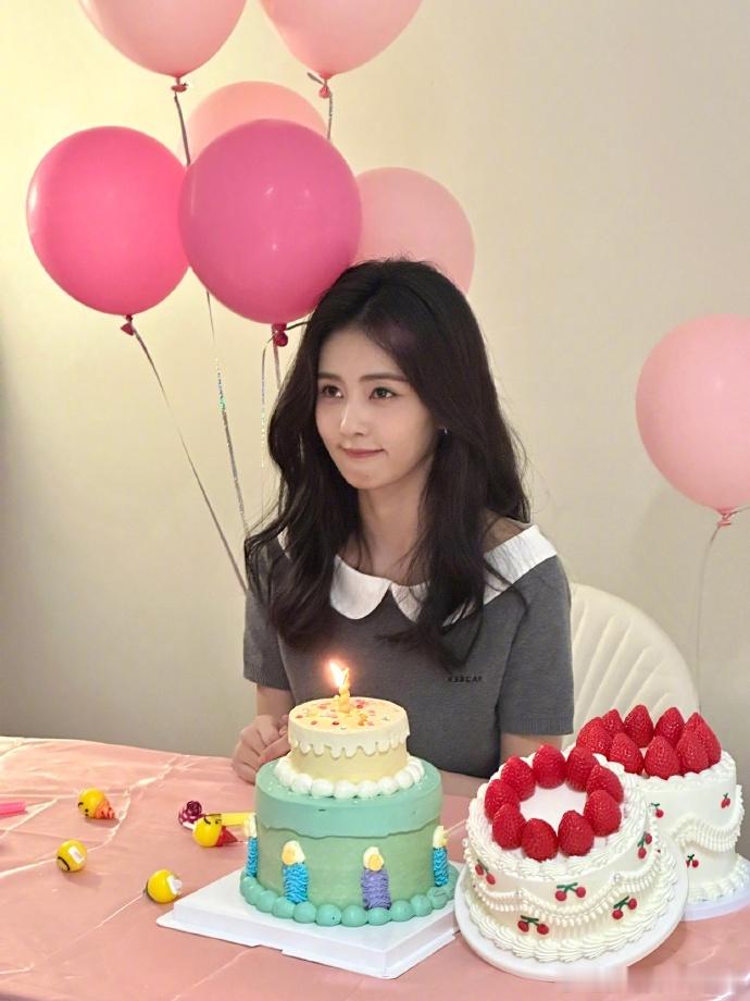 白鹿的 31 岁生日照公开，同时她在唐宫剧组庆祝生日，生日影像与剧组关怀相融，藏