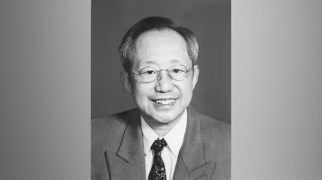 隐姓埋名半生，他用粉笔与算盘，铸就了守护共和国的“万里长城”。
中国共产党党员、