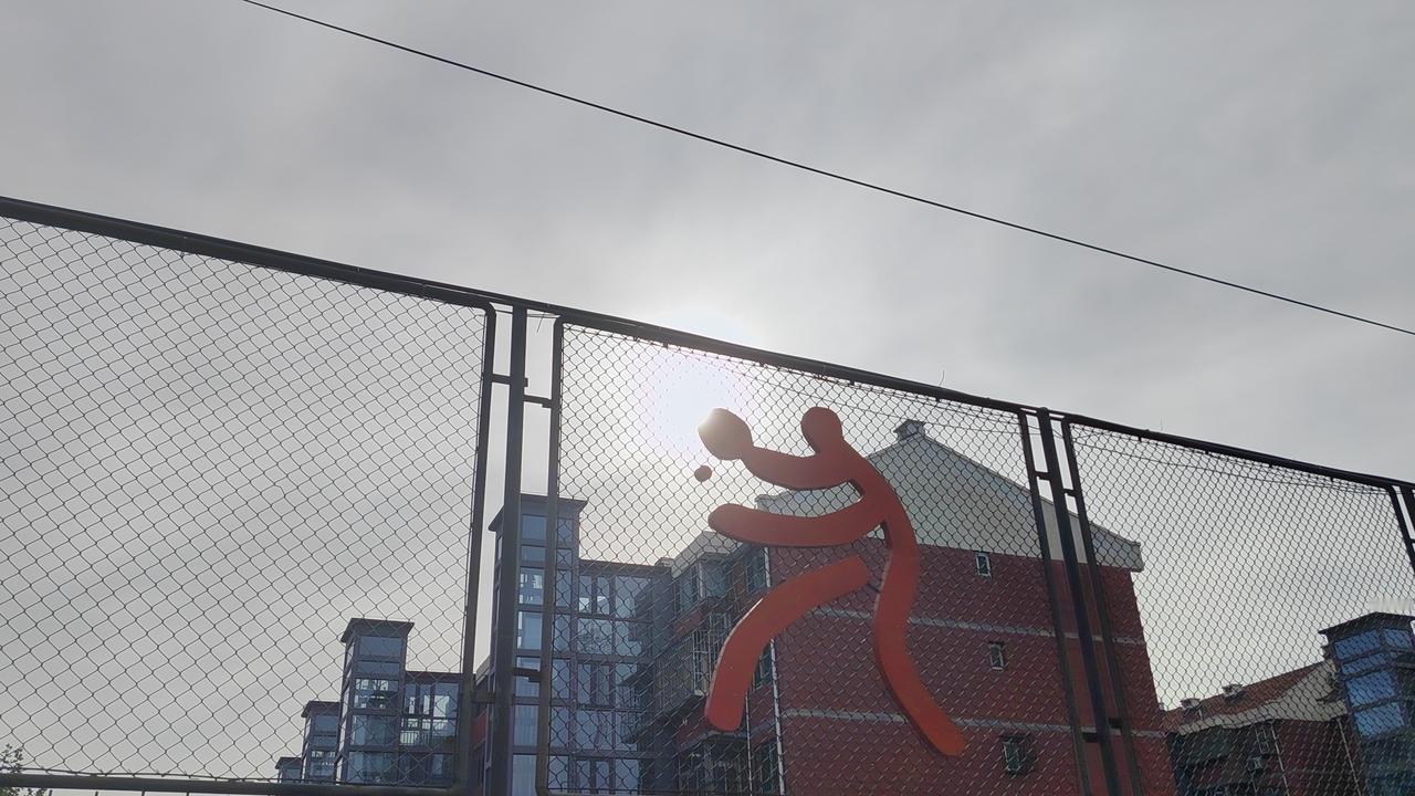 你的善良，必须有点锋芒。

一位老好人总是无条件帮助同事，却换来得寸进尺。后来他