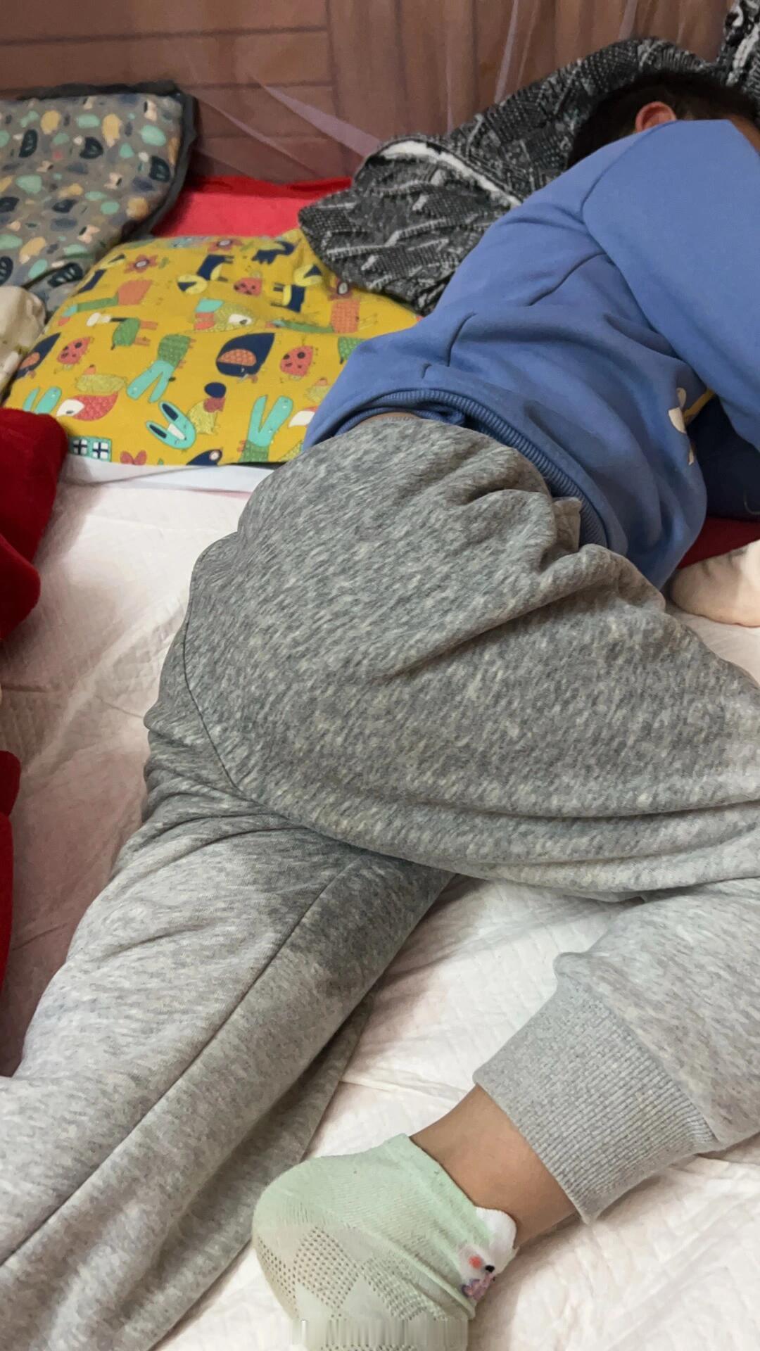 孩子尿床超过这个年龄就要注意了原来孩子爱尿床，有时候不会随着长大而改善，这是一种
