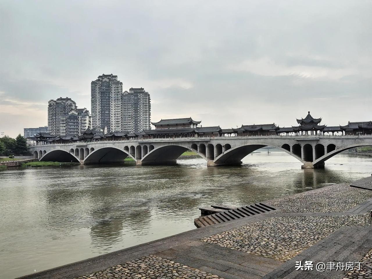 春岸暖风鹮飞近。