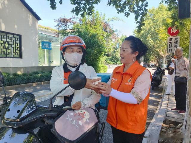 三伏天正式开启，晴雨公益今年在湖滨步行街设立最美凉茶站，为往来市民游客、环卫工人