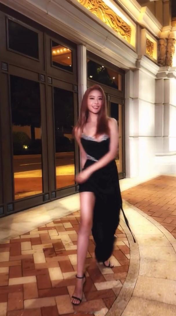 【On.cc】戴祖儀染紅髮添冷艷　爆乳晚裝轉換女人味藝人戴祖儀（Joey）憑著活