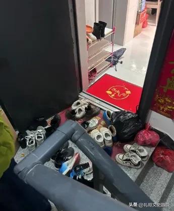 谁懂啊！家门口这“鞋山”，下脚都得找攻略，出门全是“跋山涉水”既视感😩。每天出