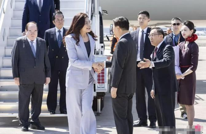 吴成典今天在松山机场那段话，分量重得惊人！他当着所有镜头喊出一句——国共两党一起