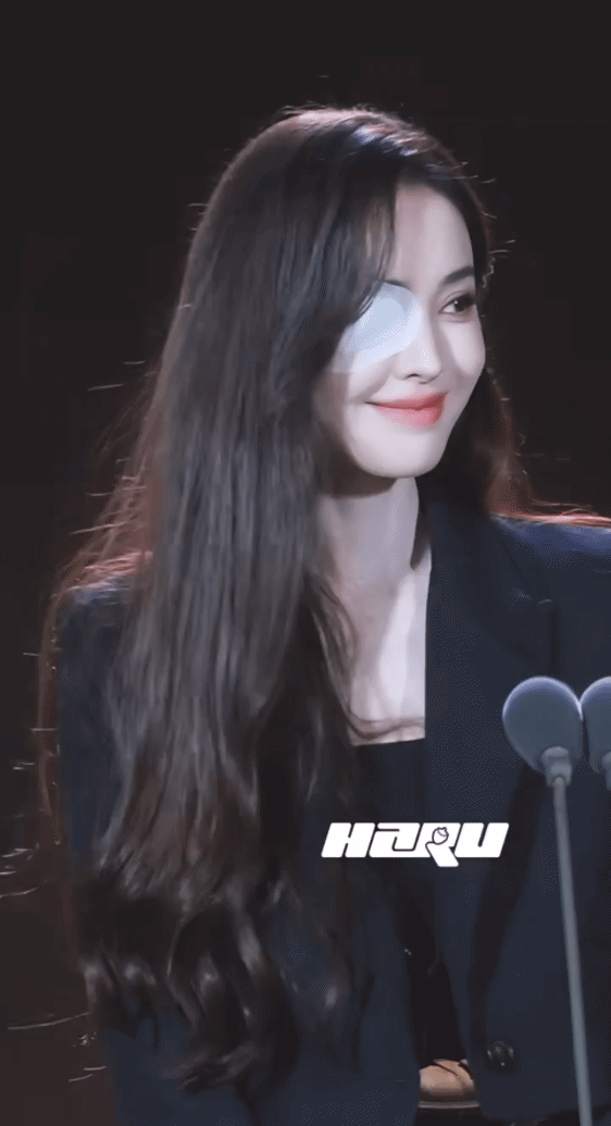 大美女就要精致到头发丝啊
娜扎这不愧是花了大价钱的头发啊，半遮眼，大气的笑容，披