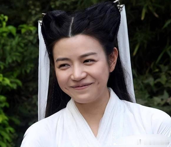 陈妍希的脸颊肉颜值说丑不丑，说漂亮也违心，为什么要顶着个包子脸去演小龙女呢？ 