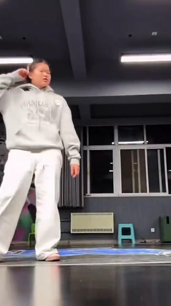 婵宝更新了，酷酷的快乐就是这么简单享受跳舞带来的快乐。
婵宝。
因为嫉妒还是很帅