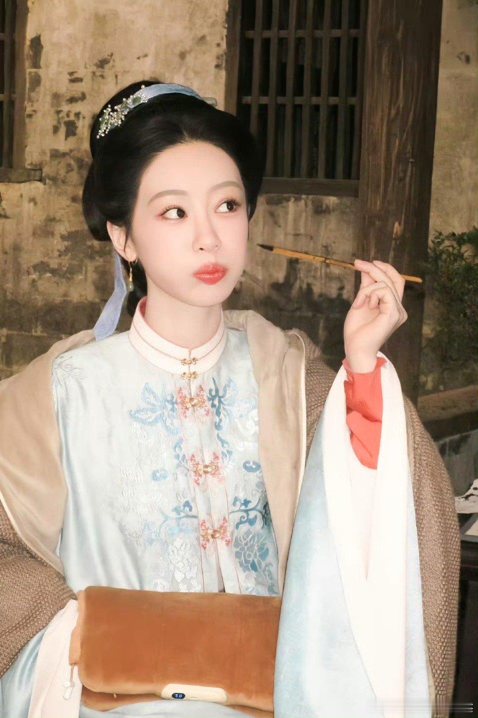 杨紫 玫瑰向阳而生她也从未停过脚步 