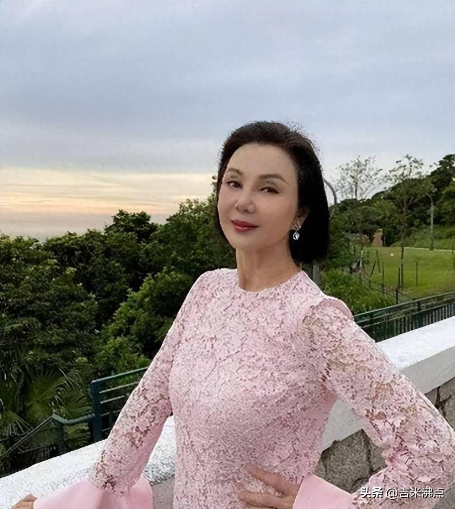 她不是靠婆婆翻身的，是把自己活成了新标准。
最近翻到谢玲玲2026年在纳斯达克敲