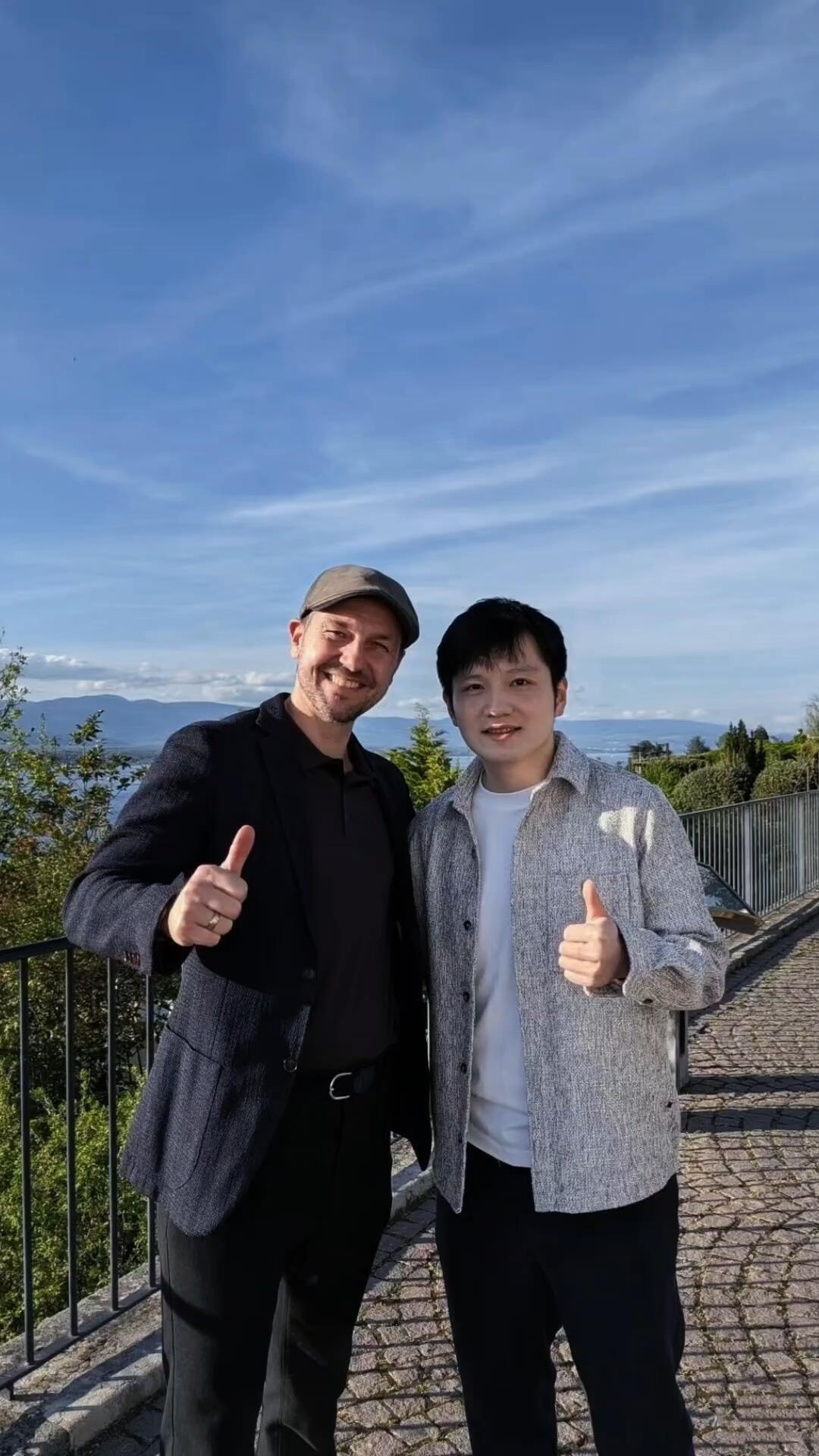 好可爱，奇奇怪怪的两个人，不是同龄人，却惺惺相惜，两个人帅气的一脸！
看东哥的手