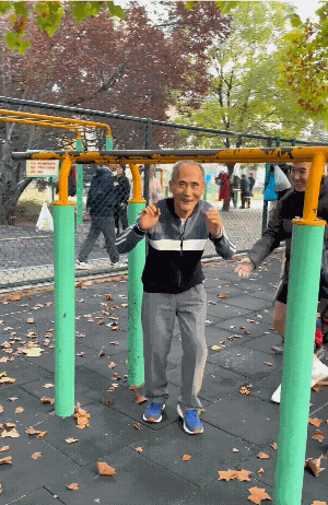 当这个驼背的七八十岁的老爷爷脱下外套那一刻，我就觉得不简单，在场的人都惊呆了！