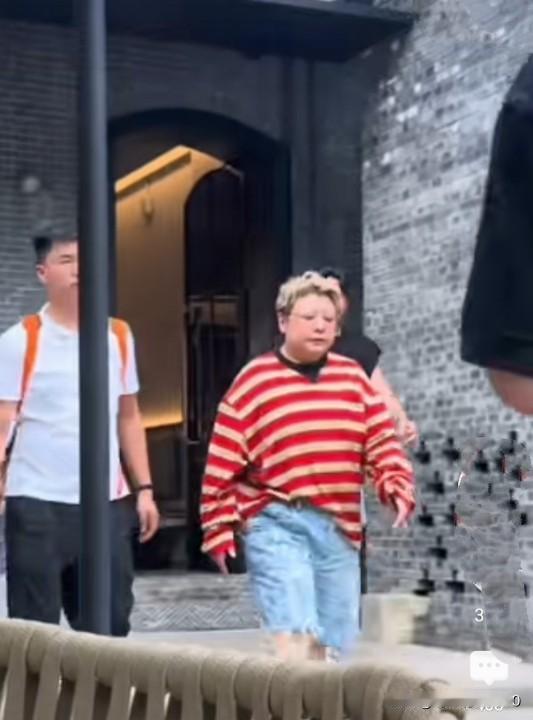 韩红的低调

近日，有网友拍到韩红一行三人简衣简从低调出行，从画面可以看出，韩红