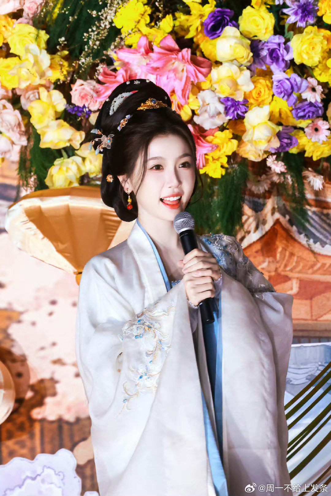 虞书欣 虞书欣《云初令》横店杀青！1600席红毯、52米花墙、9国花束，应援创纪