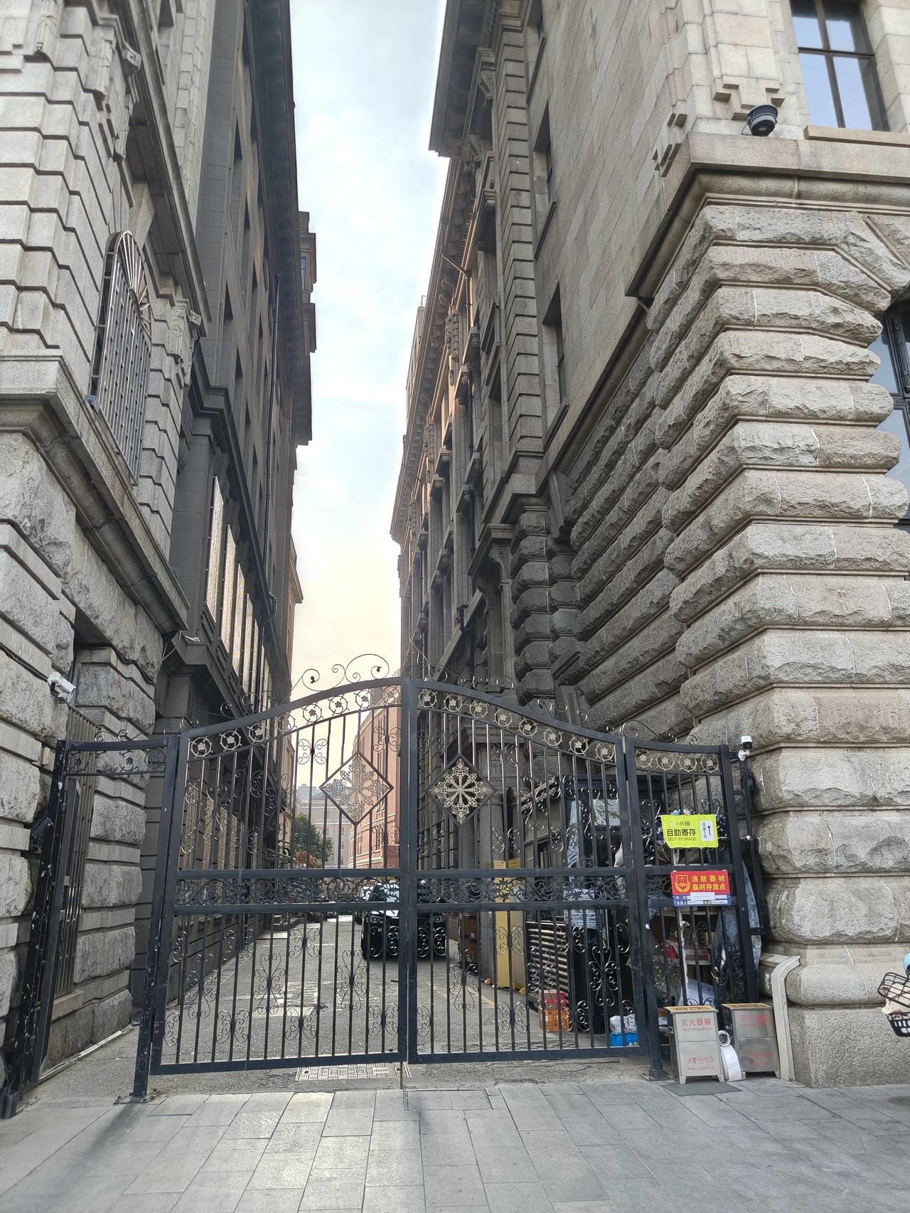 昨天没拍郁金香🌷也没到外滩观光平台上去，就沿着万国建筑博览群这边走了一段路…?