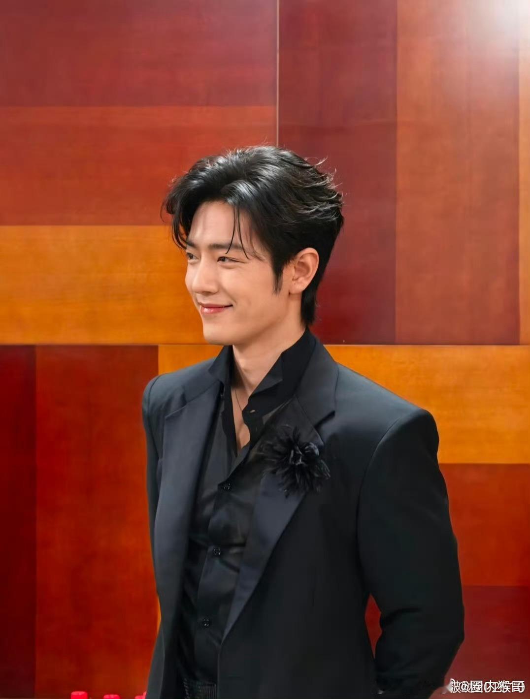 肖战和得闲谨制的另两位主创导演孔笙和编剧兰晓龙，出席今晚北京大学生电影节的红毯这