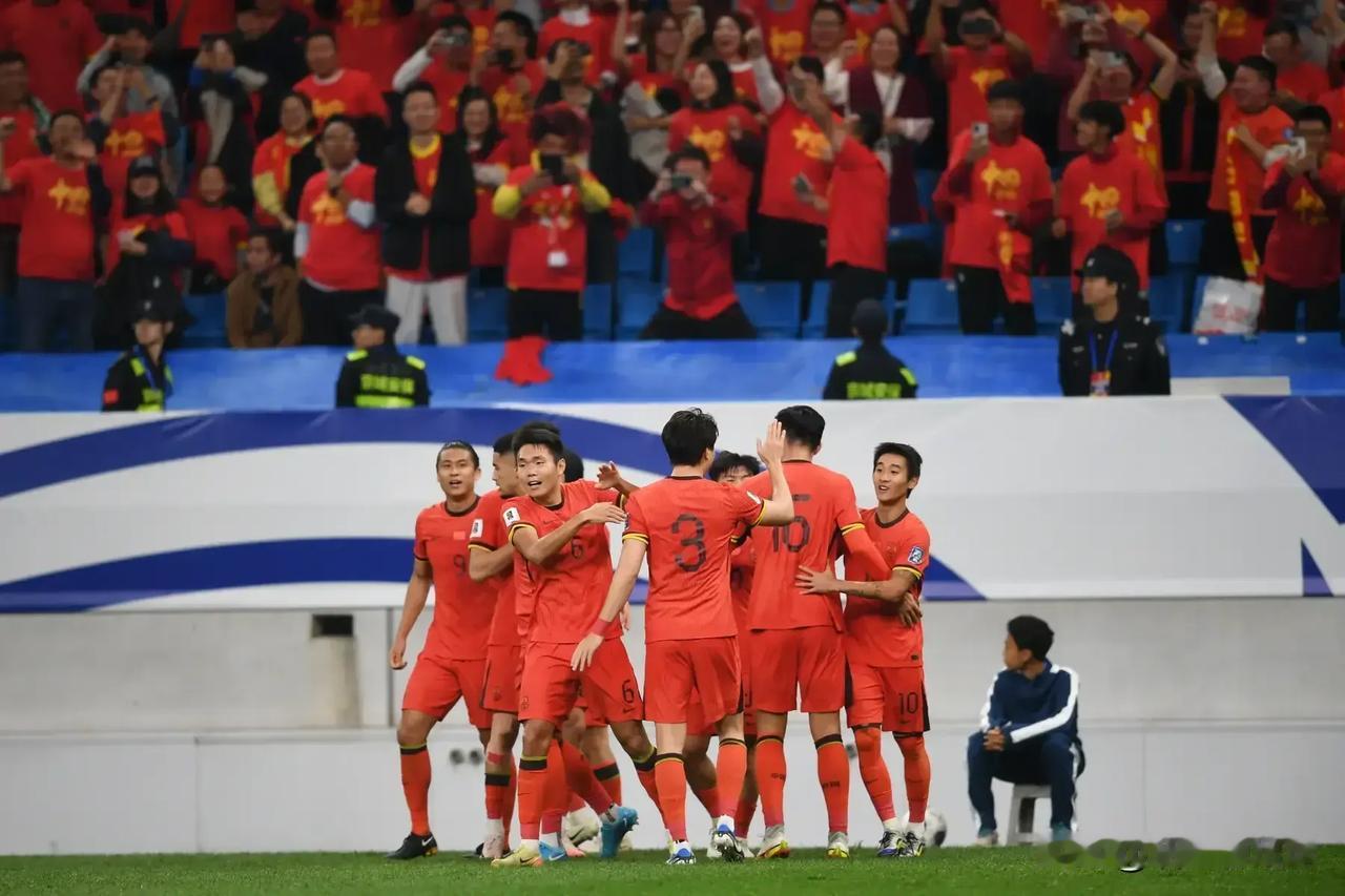 中国足球的逆袭之夜：希望之花在黑夜中绽放

1. 昨晚的比赛，中国队赢啦！这可是