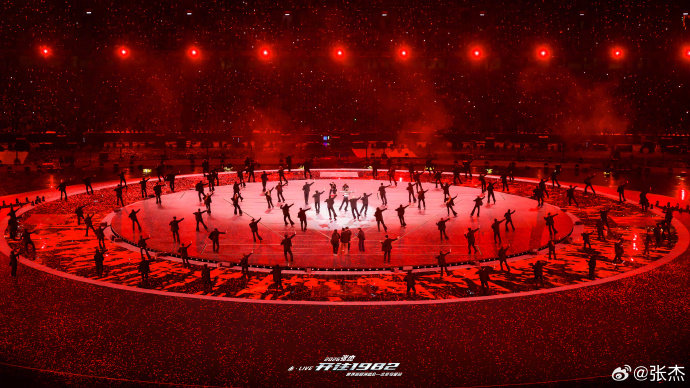 张杰列车开场机甲共舞百人舞团 哇塞！张杰在鸟巢首创机械列车巡游，机甲共舞与百人舞