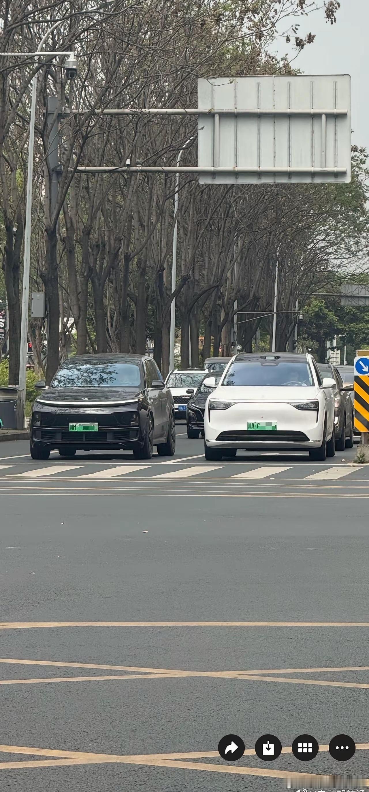 这么一比，我反倒觉得理想更合眼缘些，外形设计更经典，越看越有味道！