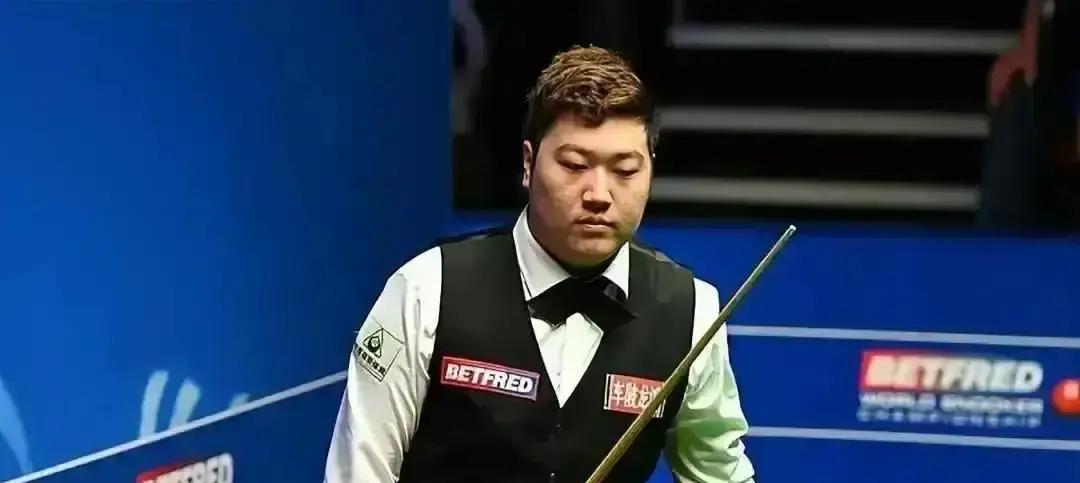 27个月禁赛，他把台球课卖成爆款
 
禁赛令下来那天，颜丙涛把行李箱往角落一扔，