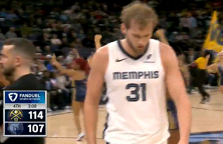 兰代尔替补上场已经得到了25分10篮板，灰熊苦苦追分，还有3分钟 