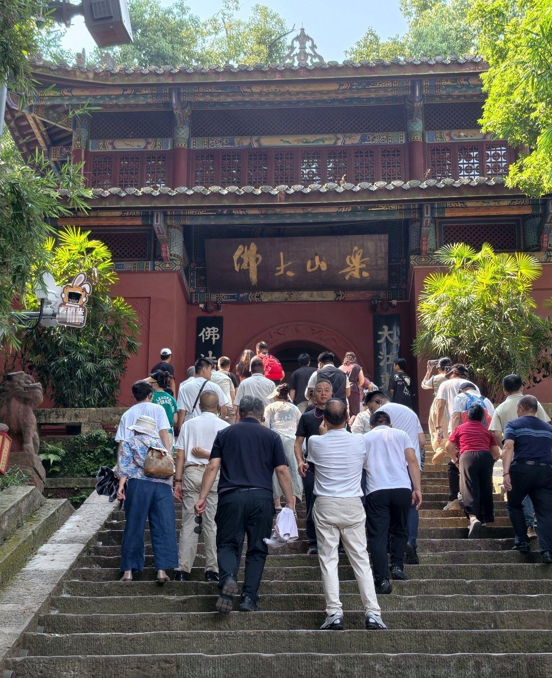 好牌匾！佛大山乐。佛够大了，山就快乐。和刘禹锡陋室铭异曲同工啊。 ​​​