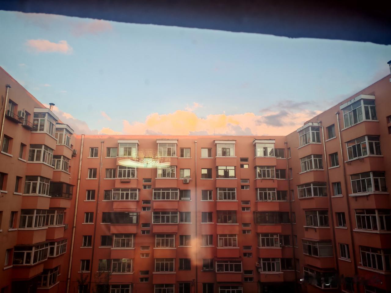人只要经历过了大喜大悲，大起大落以后才会有人真的顿悟，才会看透一切接受一切。