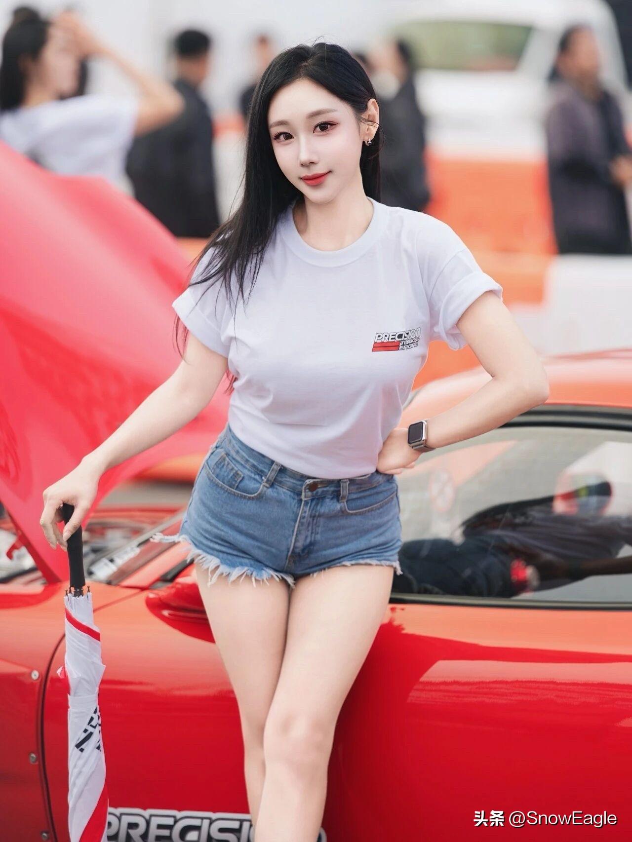 一位美女坐在跑车前，气场十足。