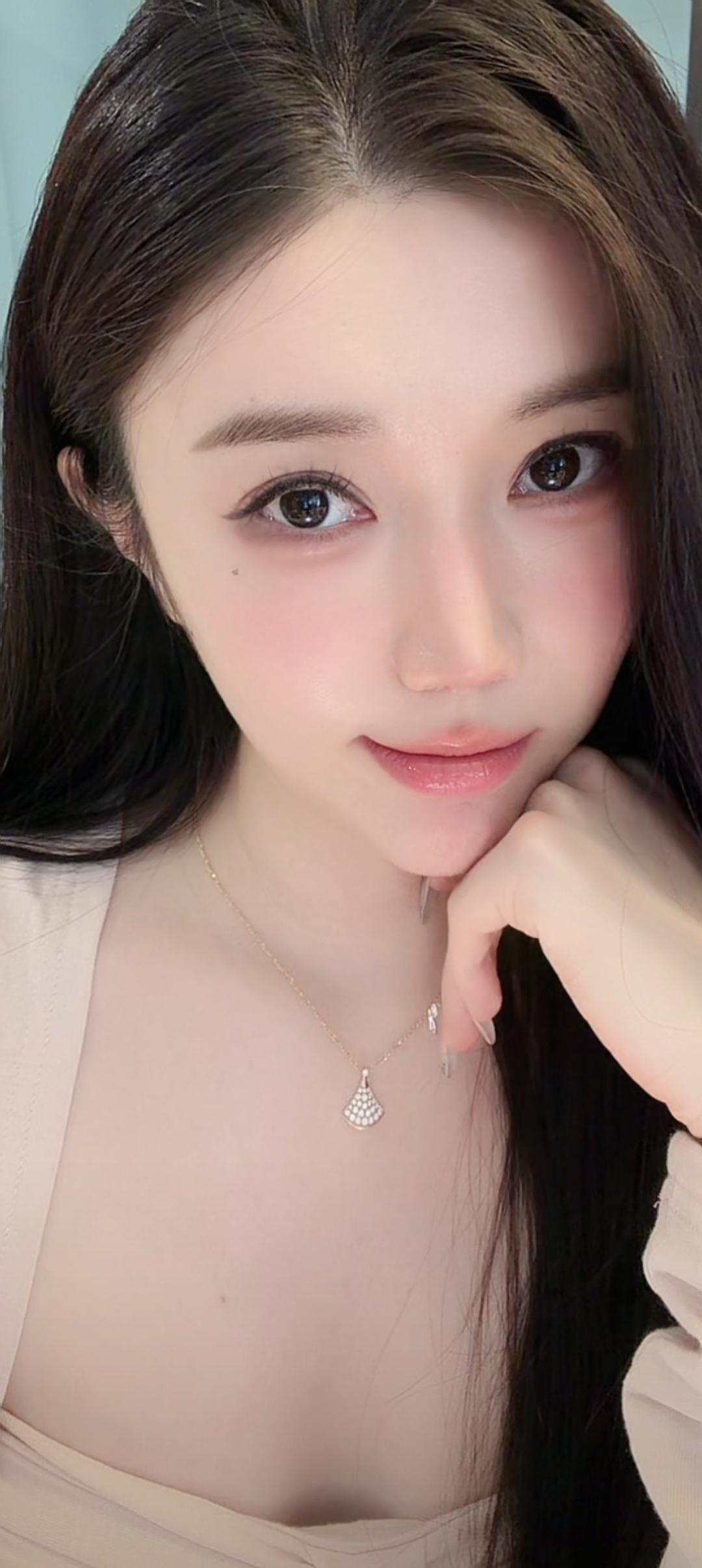 这个女孩看着好温柔啊！