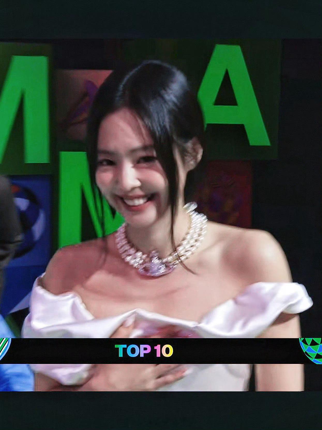 Jennie 妈妈好美来看看状态 