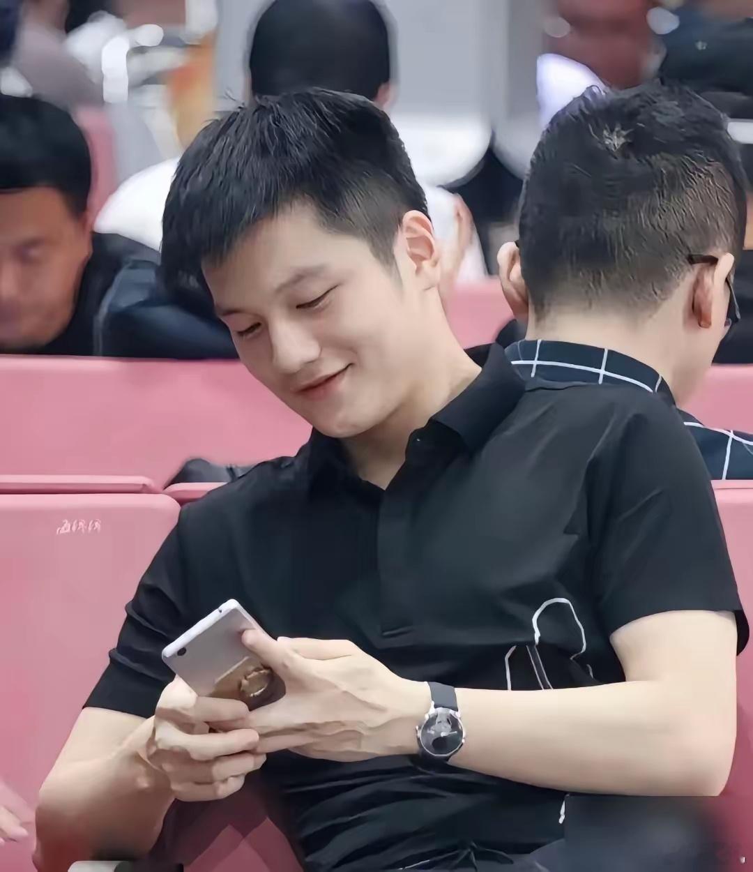 谁能抗拒这么迷人的樊振东呢…… ​​​